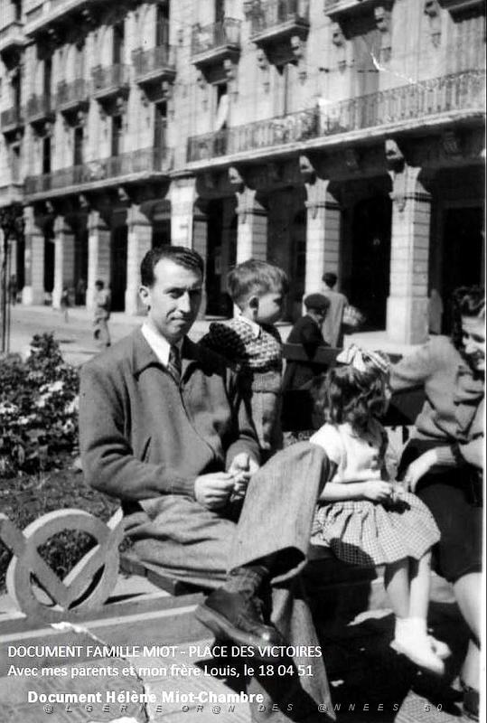 Oran- SDV- 5032- 1951 04 18  PLACE DES VICTOIRES . Pour les Rameaux.JPG
